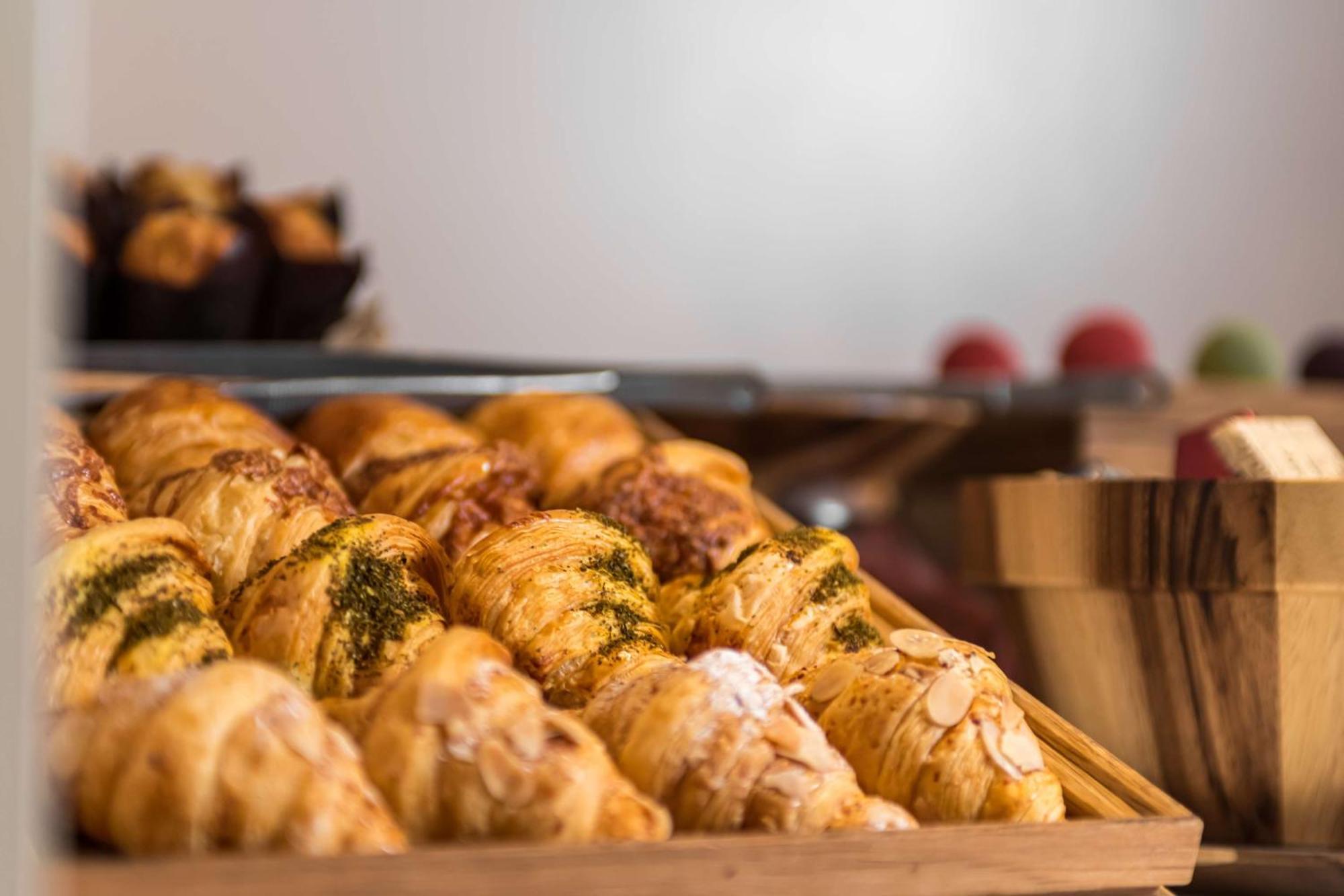 Radisson Blu Hotel Riyadh Convention And Exhibition Center Dış mekan fotoğraf Croissants