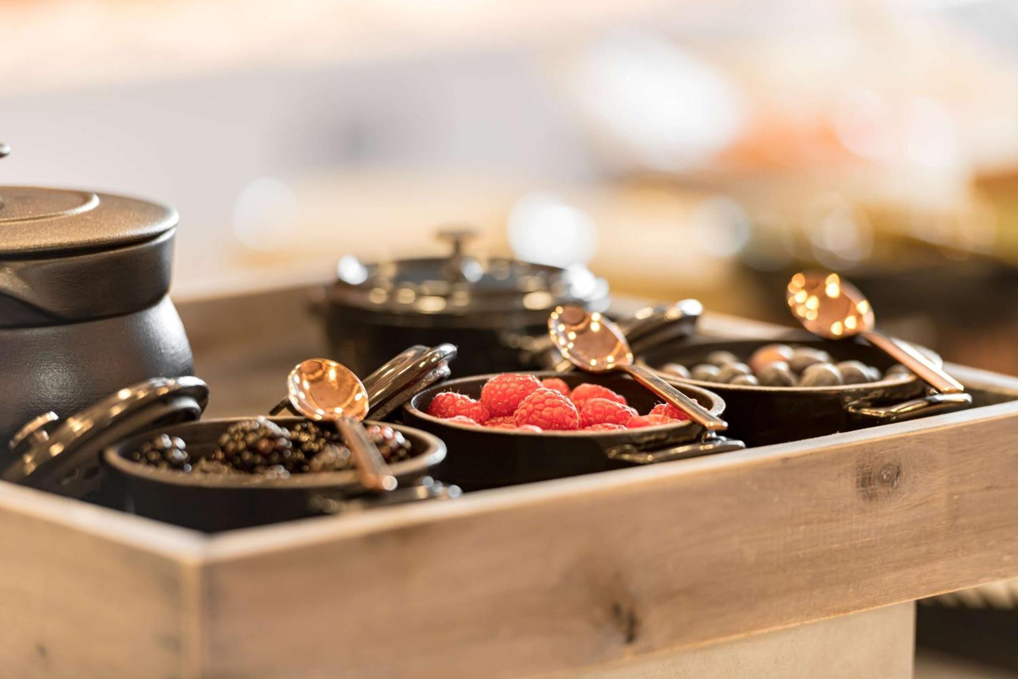 Radisson Blu Hotel Riyadh Convention And Exhibition Center Dış mekan fotoğraf Caviar and other garnishes at a restaurant
