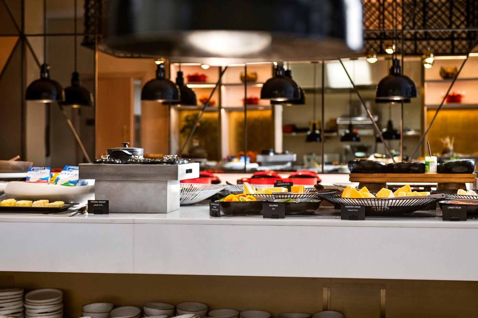 Radisson Blu Hotel Riyadh Convention And Exhibition Center Dış mekan fotoğraf A buffet at a hotel