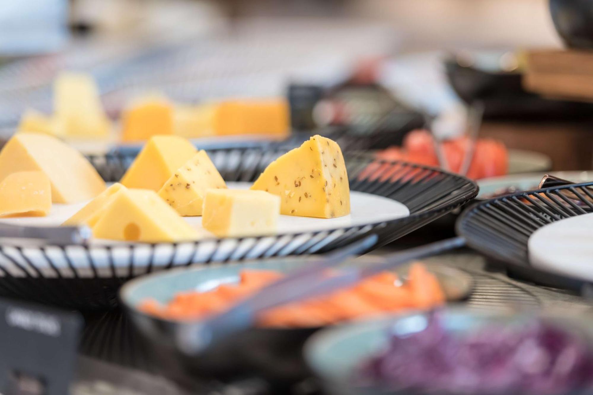 Radisson Blu Hotel Riyadh Convention And Exhibition Center Dış mekan fotoğraf Cheese at a buffet