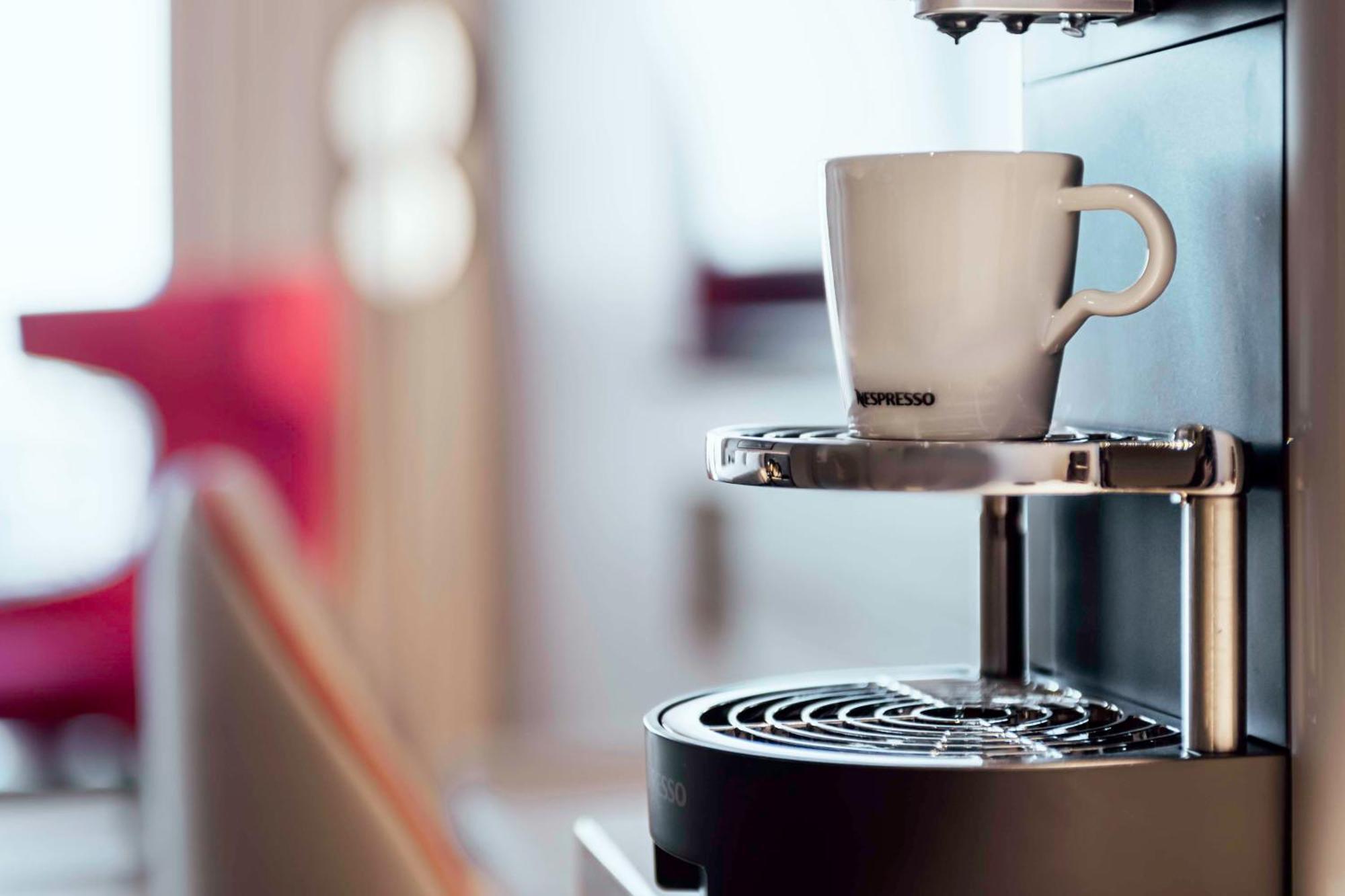 Radisson Blu Hotel Riyadh Convention And Exhibition Center Dış mekan fotoğraf A Nespresso machine