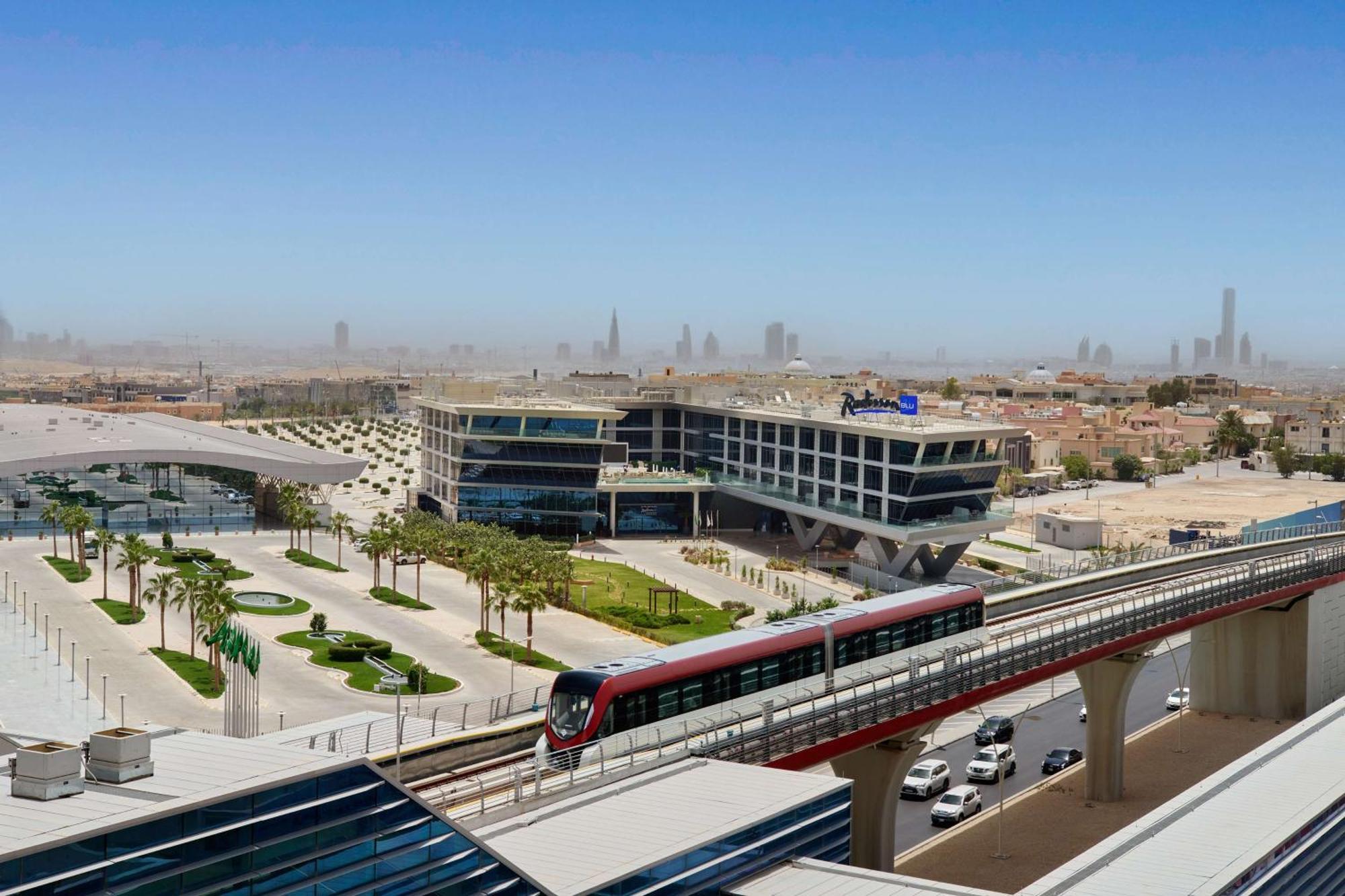Radisson Blu Hotel Riyadh Convention And Exhibition Center Dış mekan fotoğraf Al Suhail Metro Station