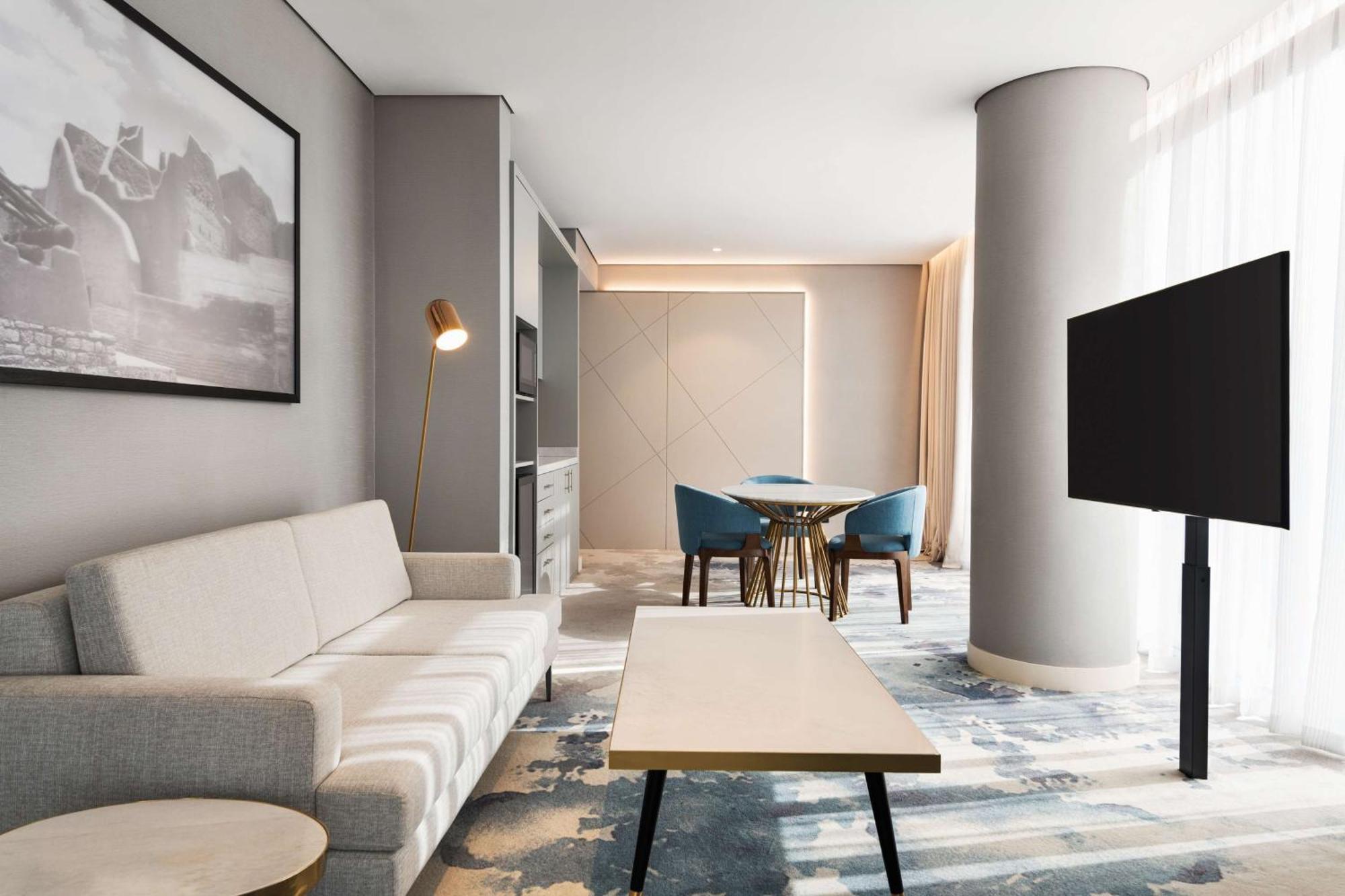 Radisson Blu Hotel Riyadh Convention And Exhibition Center Dış mekan fotoğraf A suite at the hotel