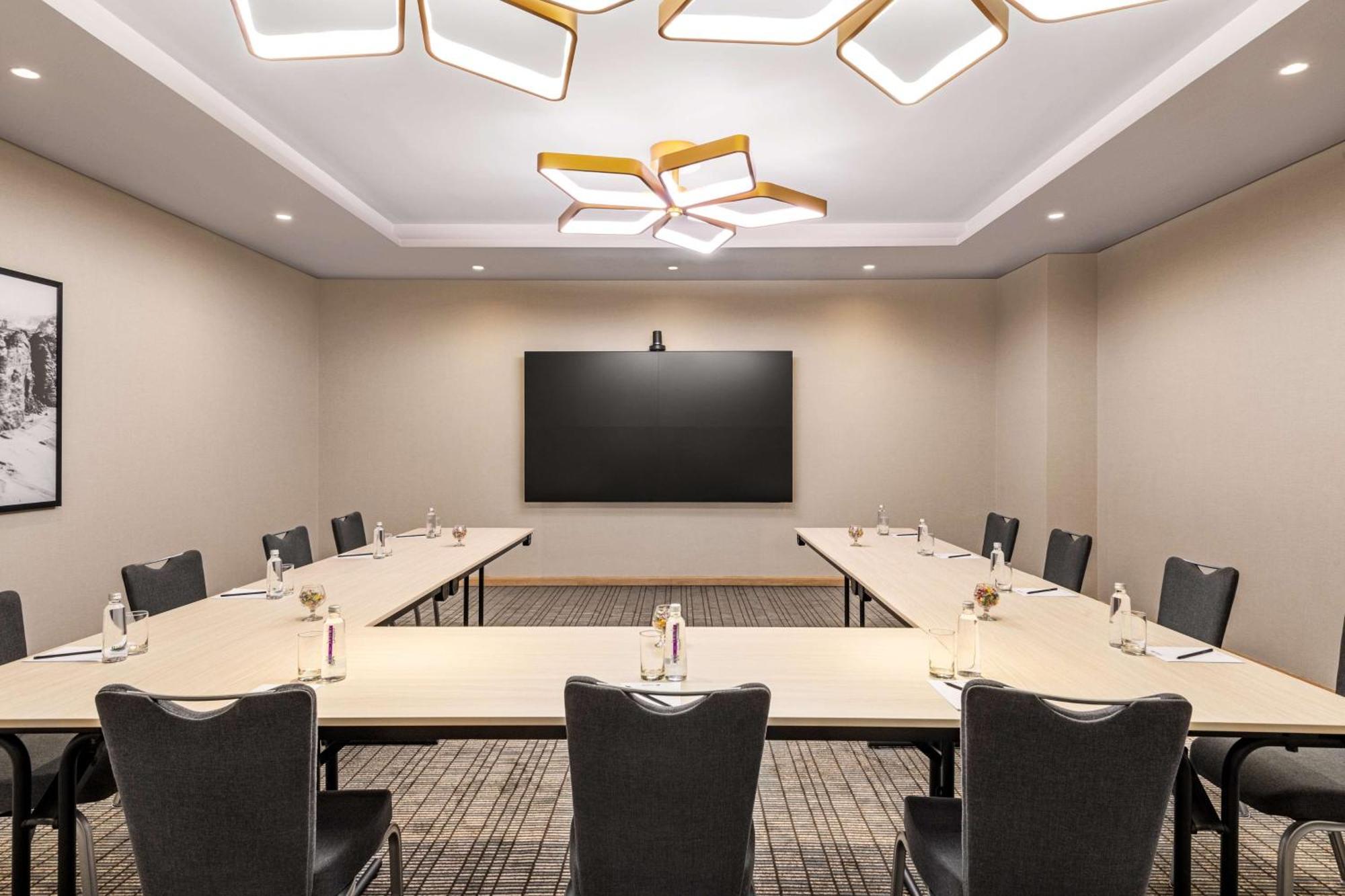 Radisson Blu Hotel Riyadh Convention And Exhibition Center Dış mekan fotoğraf A meeting room at the Hilton Garden Inn