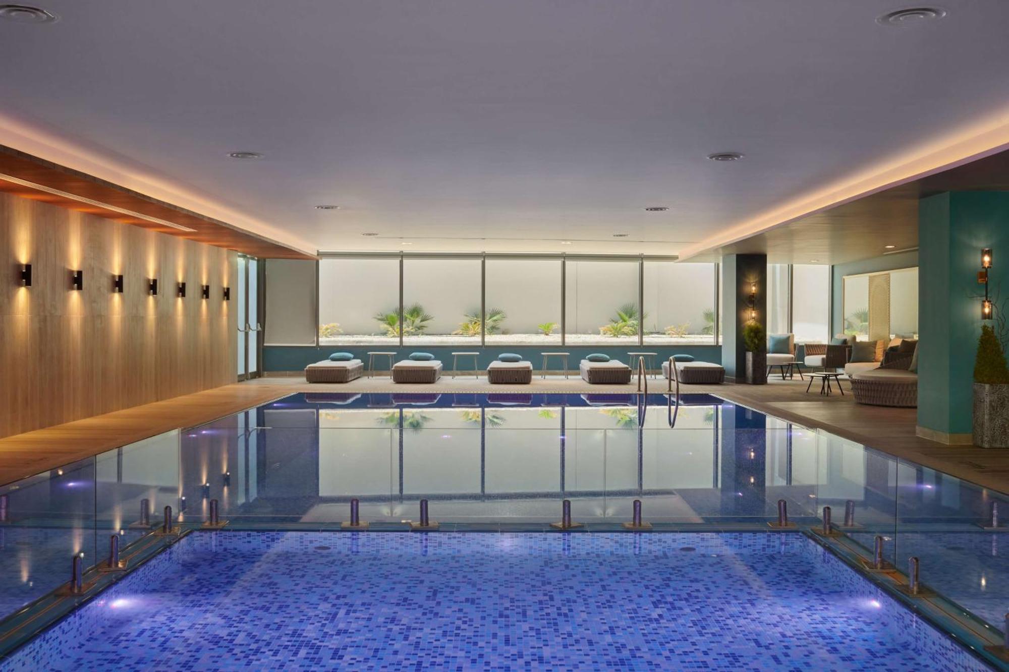 Radisson Blu Hotel Riyadh Convention And Exhibition Center Dış mekan fotoğraf The swimming pool at The Dorchester