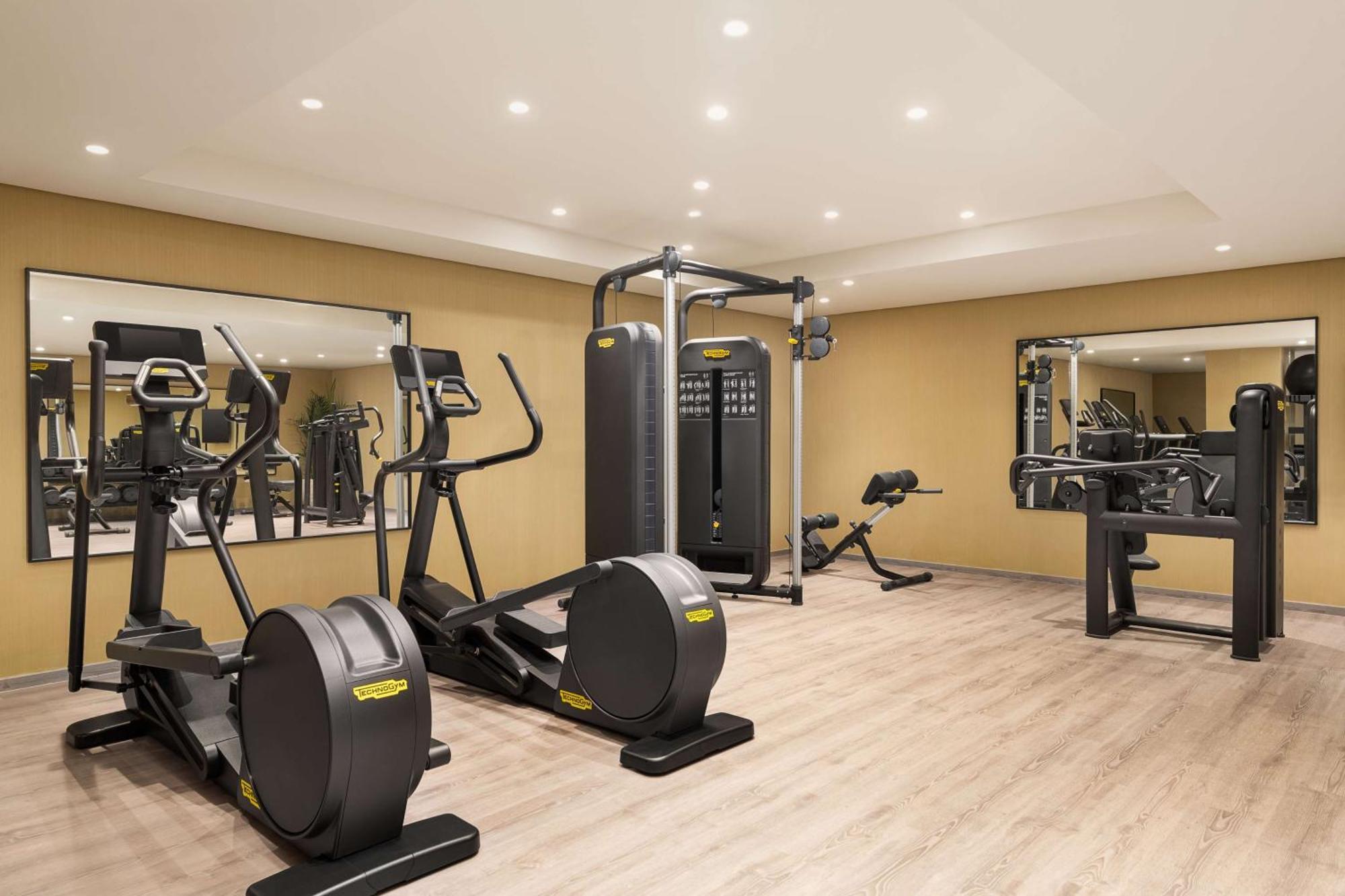 Radisson Blu Hotel Riyadh Convention And Exhibition Center Dış mekan fotoğraf The gym at the hotel