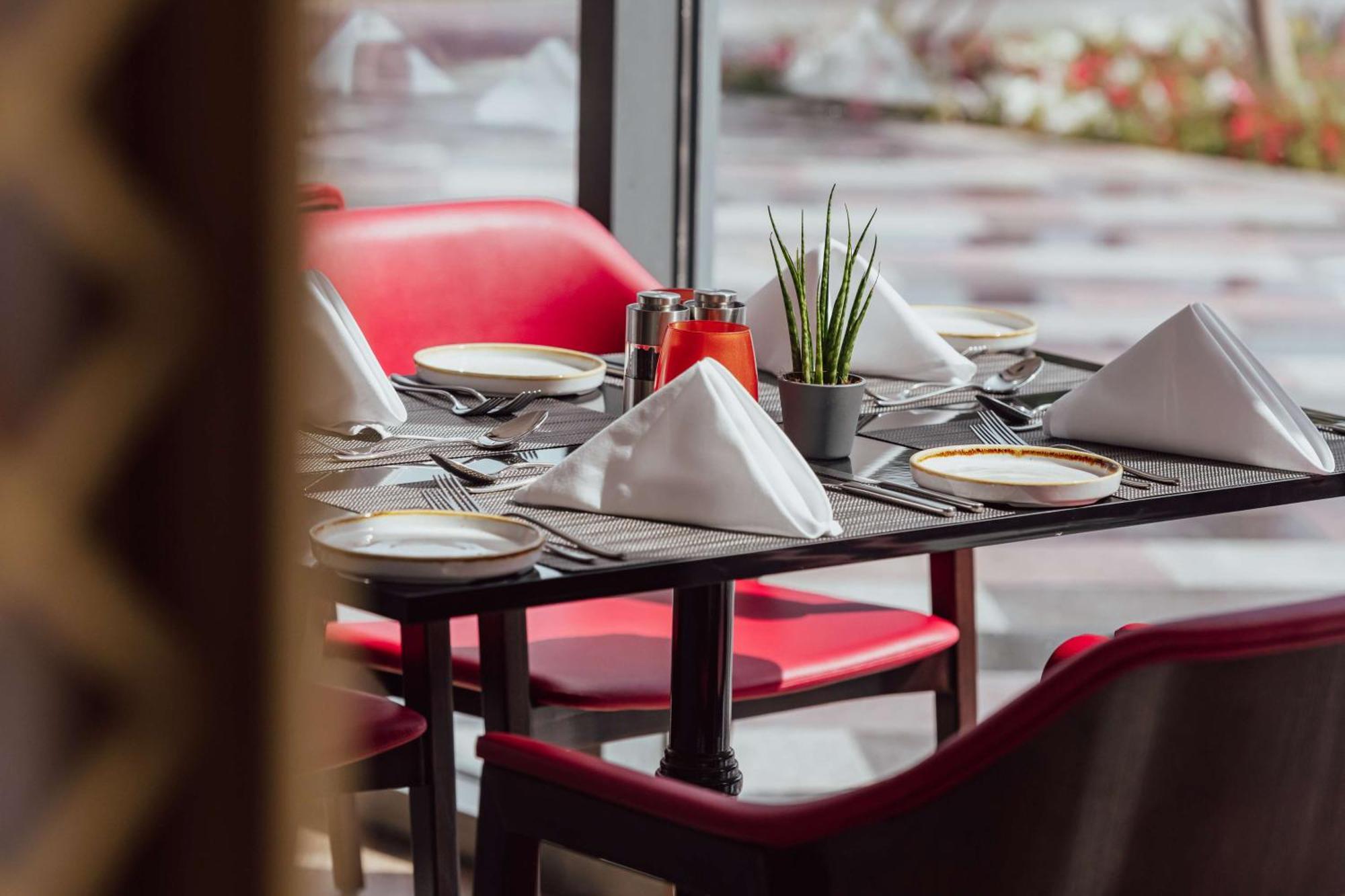 Radisson Blu Hotel Riyadh Convention And Exhibition Center Dış mekan fotoğraf Restaurant
