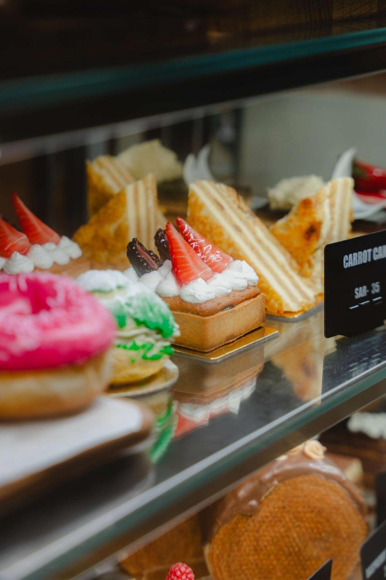 Radisson Blu Hotel Riyadh Convention And Exhibition Center Dış mekan fotoğraf A display of pastries at a bakery in Singapore